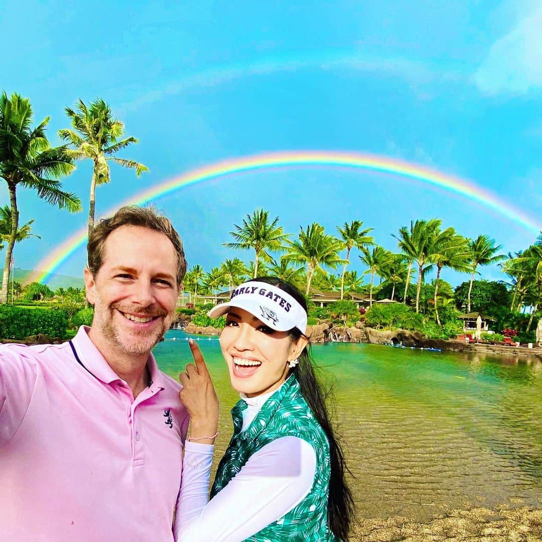 アンミカさんのインスタグラム写真 - (アンミカInstagram)「2020年初のダブルレインボーをシェア🌈🌈✨ 。 虹のふもとがはっきり分かるほどの鮮明な虹🌈✨こんな鮮明なのは人生初めてです！ 。 "祝福・実現"の意味もあるエンジェルサイン👼 皆さんが祝福に溢れ夢が実現する年になりますように😊 。 #家族みんな晴れ女と晴れ男☀️ #姉を虹と撮影しようとしたら虹が薄ったタイミングでメンゴ💦😅 #虹のふもとに宝物があると言い伝えがあるから走って行くと同じく走るテディ発見💎 #だからテディが宝物💎by公開ノロケ #doublerainbow #happy #lucky #smile #peace #love」1月4日 9時20分 - ahnmikaofficial