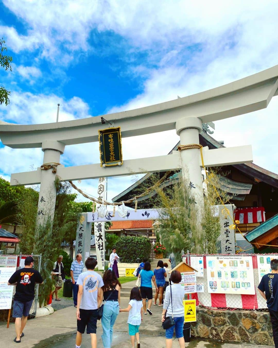 大寺かおりさんのインスタグラム写真 - (大寺かおりInstagram)「ハワイのダウンタウンにある チャイナタウンでイタリアンを食べる 日本人🇺🇸🇨🇳🇮🇹🇯🇵 . なんのこっちゃ😅 . 本格的な石窯ピザ美味しかった〜✨ . そして、せっかくお正月にハワイに来ているので ハワイ出雲大社で初詣も⛩ . #ハワイ #ダウンタウン #チャイナタウン #ハワイ出雲大社 #初詣　#hawaii #downtown #chinatown #hawaiitrip #hawaiilove #毎日食べすぎだっ」1月4日 9時24分 - kaori_ootera