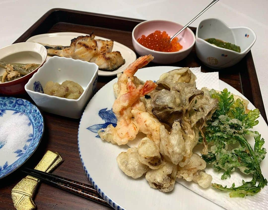 YU-U（工藤由布）さんのインスタグラム写真 - (YU-U（工藤由布）Instagram)「🍚工藤家の食卓🍤 朝からなんでも食べれる人😂🙌🏻 (天ぷら食べたいって言ったら揚げてくれた🙏🏻) おかーさんいつもありがとう🤤✨」1月4日 10時01分 - nyan22u22nyan