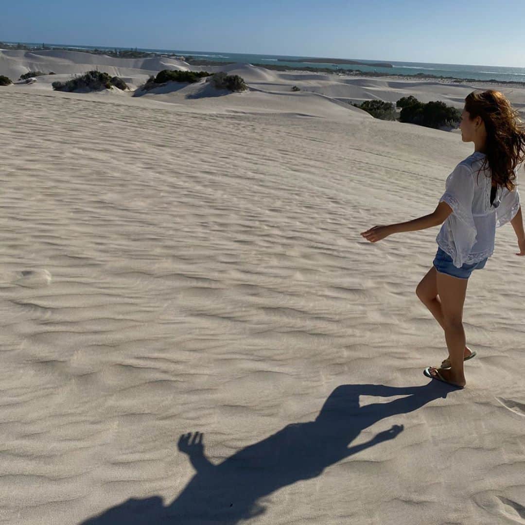 市原彩花さんのインスタグラム写真 - (市原彩花Instagram)「ランセリン砂丘🕊 . オーストラリアのパース近郊に突然現れる白い砂丘🗻 青い空とのコントラストがすごく綺麗✨ 巨大4WDに載って奥まで連れてってもらったり、サンドボード🛹したり(最後の動画はtake1です🤣) #ベルトラ の一日ツアーに参加して、#ピナクルズ や動物園、#ロブスターシャック のランチまで全部効率的に観光したんだ〜😆 他の写真はまた次から載せてくね😄 ベルトラツアーのURLはプロフィールやストーリーに貼ってま〜す🇦🇺 #lancelin#lancelinsanddunes#ランセリン砂丘#砂丘#白砂漠#砂漠#australia#オーストラリア#perth#perthphotography#パース#パース旅行#パース観光#珀斯#퍼스#海外旅行#veltra#tabirepo#ベルトラ公認旅レポーター」1月4日 10時10分 - ayaka_ichihara