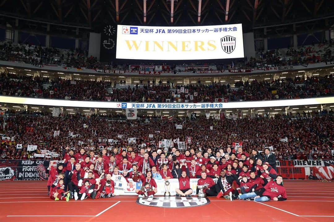 ヴィッセル神戸さんのインスタグラム写真 - (ヴィッセル神戸Instagram)「ONE TEAM👏🔴 . #神戸優勝 #vissel #visselkobe #ヴィッセル神戸 #WeAreKobe #一致団結 #Kobe #神戸 #天皇杯 #新国立 #国立競技場 #サポーター #ファン #最高の瞬間 #ここから #新たな挑戦 へ」1月4日 10時11分 - visselkobe