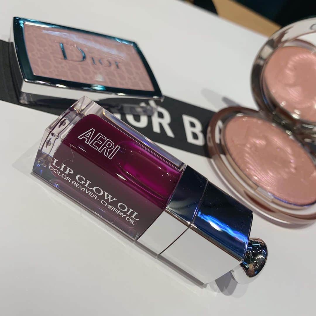 のインスタグラム：「. @diormakeup で可愛すぎる新作ゲット🥺♡ チークとハイライトは限定のものにしました、２つともラメがキラキラで可愛すぎるの💐  リップはBerryにしました🍇 これ一本で潤うししっかり色も付くので重ね塗りとかしなくてもいいのが良きです🥰  #dior #diormakeup #diorlipglow」