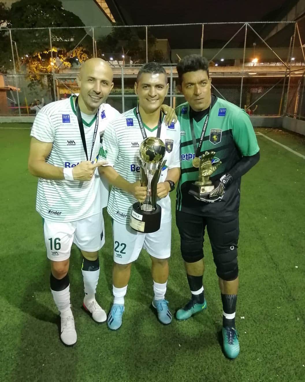 エルキン・ソトのインスタグラム：「Siento mucho la noticia de despido por parte del Once Caldas sobre nuestro ídolo @jchenao1 pero nunca va cambiar nuestra imagen sobre él y todo lo que hizo por el equipo y por el fútbol. Éxitos parcero en todo lo que venga para usted y su familia.」