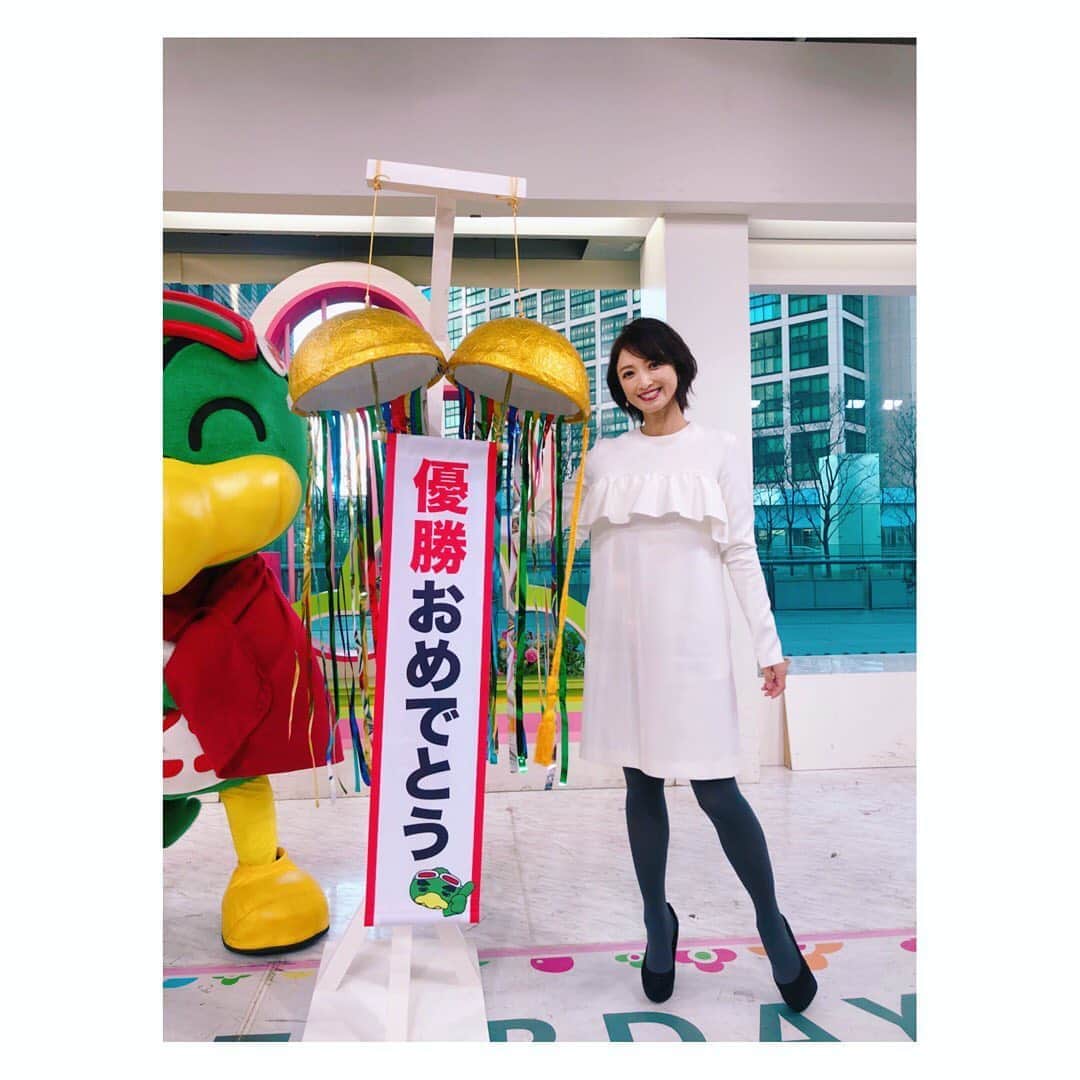 望月理恵さんのインスタグラム写真 - (望月理恵Instagram)「2020年最初のズムサタ 白い衣装で、気持ち新たに！ 今年もどうぞよろしくお願いします。  #箱根駅伝特集 #青学の皆さん、 おめでとうございます！ #サタボー、、見切れたんだね、、 ごめんね。 #お母さんとして頑張ります🤣 詳しくはまた。」1月4日 10時20分 - mochiee28