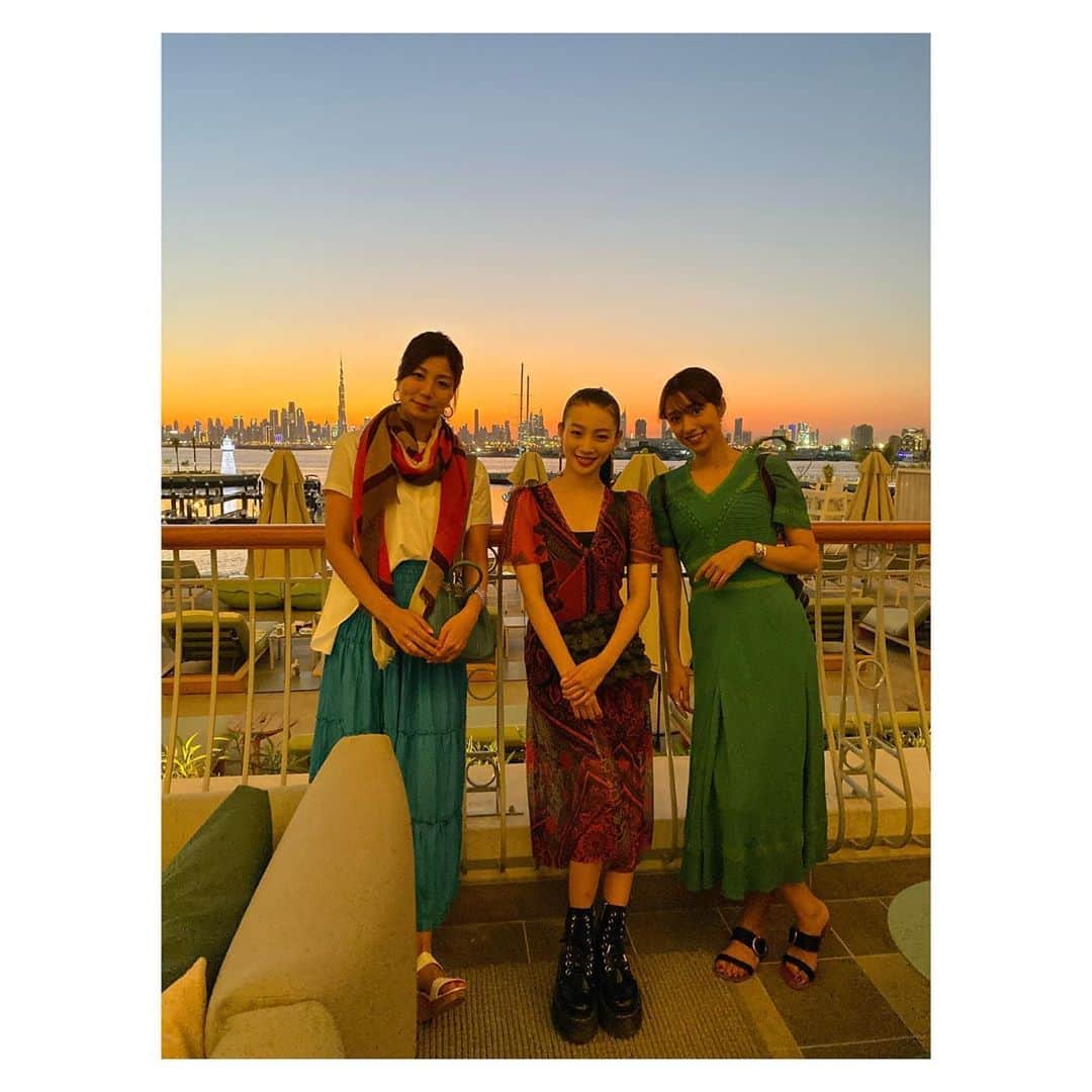 江田友莉亜のインスタグラム：「旅サラダ @tabisalad  ドバイの女子3人旅ご覧頂けましたか🥰?? . 本当に本当に楽しくて ずっと笑いっぱなしの旅でした‼︎ お姉ちゃん2人とも優しくて面白くて… この3人で #ドバイ旅 に行けた事 とても嬉しく思います♥︎! . そしてコメントや感想など たくさん ありがとうございます🙌🏻 衣装の質問が多かったので↓↓↓ dress >>> @desigual  boots >>> @drmartens_japan  earring >> @togaarchives  です！ 他の衣装もまた後ほど載せます✨」