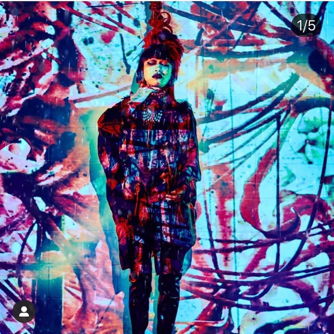 Aya Satoのインスタグラム：「スタイリスト大渕ともみさん作品  六、天上界 『生』 「輪廻転生」は彼岸花の花言葉。不能な自分自身を殺めて、一から生まれ変わる強さ  Gods realm “Reincarnation” This image visualizes the strength to be reborn. A red spider lily’s flower language is “reincarnation”. Like this flower, people alter and find new self. 「輪廻転生-reincarnation-」 model: Aya sato photographer: Takao ogata hair & makeup: Chiaki hino (@c_creepers) styling (art direction): Tomomiobuchi(@tomomiobuchi)  #ayasato #tomomiobuchi」
