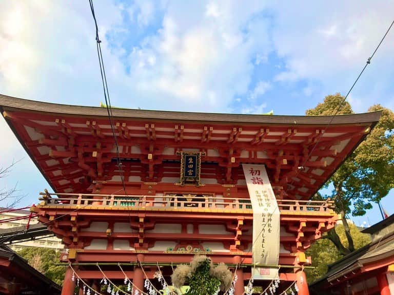 中野耕史のインスタグラム：「いつも以上に家族と過ごしているお正月。 昨日、生田神社に初詣に行きました。 #KissFM #4seasons でお話した杉盛りも撮影📷 ここにも生田神社の歴史や想いがあります。 おみくじは大吉でした😊 また月曜日からのOAで幸せなエネルギーを発信していきます☀️」