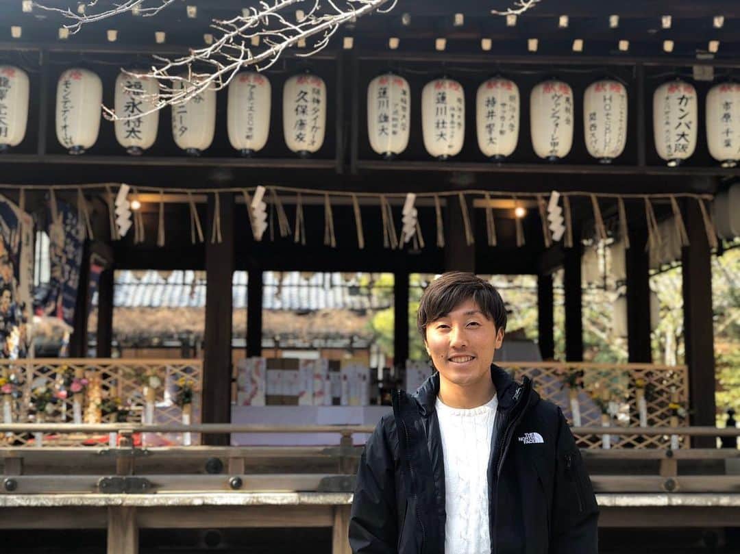 のインスタグラム：「明けましておめでとうございます！ 今年は京都にある白峯神宮に初詣に行きました！ 球技の神様にしっかりお願いしてきました🙇  2020年も水野泰輔をよろしくお願いします！  93年組の新年会を添えて🙋‍♂️」