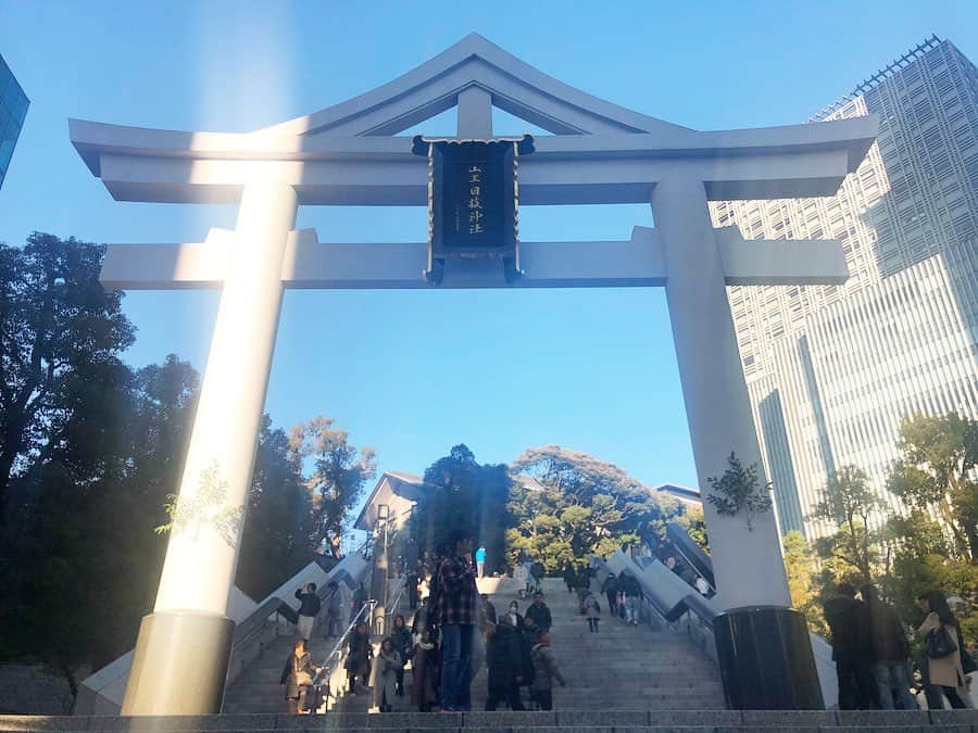 楪望さんのインスタグラム写真 - (楪望Instagram)「あけましておめでとうございます🌅 真っ青な青空で迎えた元日🎍 2020年の初詣は日枝神社へ⛩ * 仕事にプライベート。 これまで仲良くさせていただいている皆さまと😌 そしてこれから出会う方々との「ご縁」を大切にしたくて、「縁」の神様が祀られている日枝神社におじゃましてきました🙏 * 日枝神社の中には開運・道開きの神様で有名な猿田彦神社もあります🐒 三重県お伊勢さんの近くにある猿田彦神社内には芸能の神様もいらっしゃるので、特にお世話になっている神社だったりします👏 * 実は2019年最後のお参りで、使っていた伊勢神宮の御朱印帳がフィナーレを迎えまして📖 2冊目はどこの御朱印帳にしようか探していた時でもありました👀 * そんな元日。 この新年という素敵なタイミング✨ さらに猿田彦神社の御朱印帳と出会えまして🥺 新しくお世話になることに決めました🍀 さっそく素敵な出会いを作ってくださったとしみじみ😢✨✨ * 2019年は自分と向き合って心の変化が大きかった年で、環境の変化はさほどありませんでした🙃 2020年は色々具体的に動く年にしたいな〜と🐭 「壊」して「変」わる。 そんな一年を勝手ながら思い描いております🎨 * 今年も皆さまとの「ご縁」を大切にしながら過ごしてまいります🌱 皆さまにとって、幸せ溢れる一年になりますように…♬ 2020年もどうぞよろしくお願いいたします🙇‍♀️✨ * #初詣 #元日 #参拝 #神社 #山王日枝神社 #日枝神社 #猿田彦神社 #八坂神社 #赤坂 #溜池山王 #御朱印 #御朱印帳 #2020年 #令和2年 #1月1日 #ご縁 #今年もよろしくお願いします #⛩ #🙏 #🎍 #🌅」1月4日 10時33分 - nozomi_yuzuriha_official