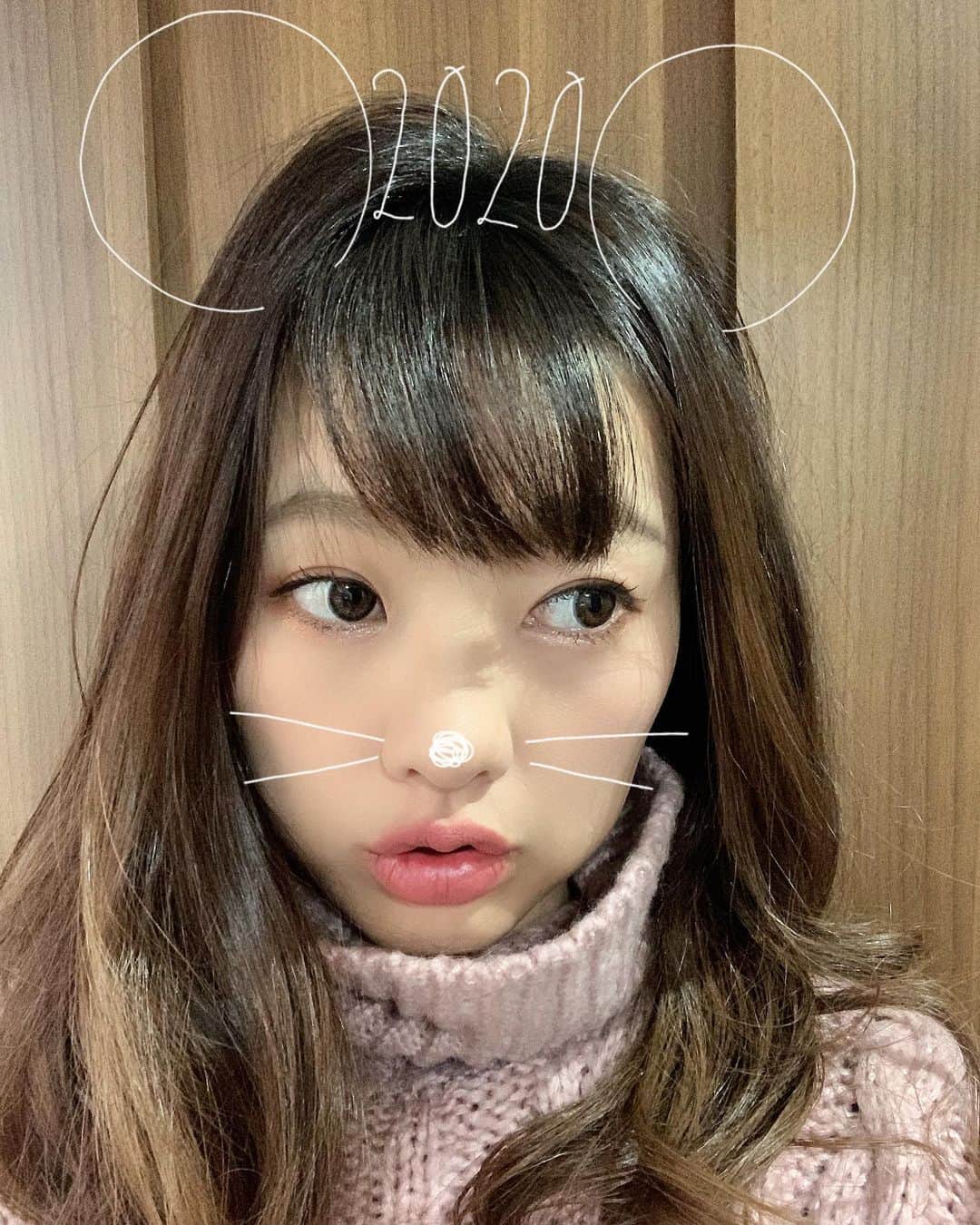 松本さゆきのインスタグラム：「#あけましておめでとうございます #2020 #お正月 暖冬のせいか、私の中では全くお正月感がないままもう４日です。 去年の投稿数えたら２４個ほどしかなかった。 ３６５日あって24個🤭 今年はもう少し更新します。 ・・・本当かよ。」