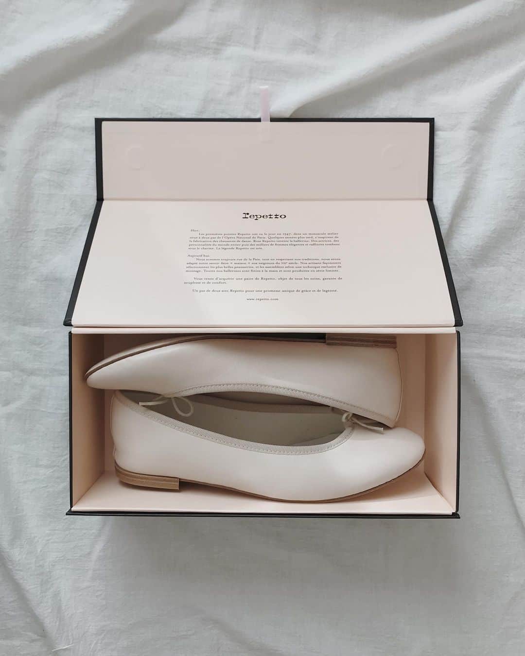 のインスタグラム：「repetto -Cendrillon Haute. 2019年最後の買い物。 2020年の最初の一歩を踏み出す靴として🩰 これを履いて初詣に行くぞーと思っていたけれど これを履いて初めての外出先は、冷えピタを求めて近所のスーパーでした😷🛒 はやく家族みんな元気になって お正月の街に出掛けて 美味しいもの食べたいな〜🍤」