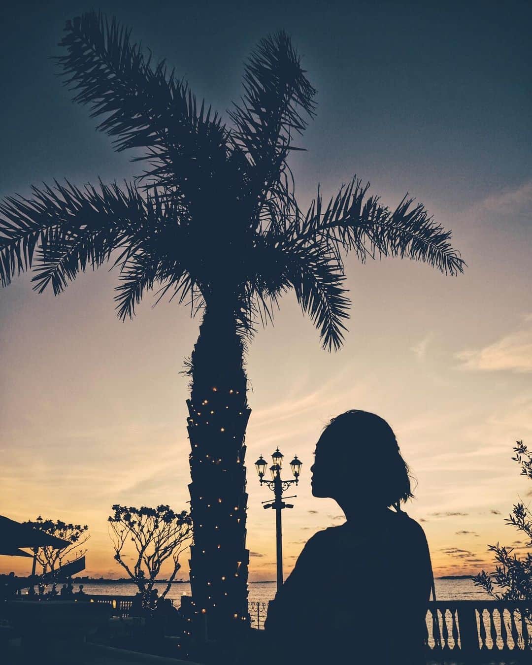 西田あいさんのインスタグラム写真 - (西田あいInstagram)「・ さぁ目を閉じて 月が闇へ逃げる前に 少しだけ眠りなよ 僕もここにいるから… ・ ・ ・ #アイランドソングス #私の好きな愛の唄 #神様の宝石でできた島 #instaphotography #instalike #instagood #instaselfie #instasunset #sunset #sunrise #tripgram #okinawa #okinawatrip #americanvillage #沖縄 #沖縄旅行 #instaselfie #selfie #ニシアイアート」1月4日 10時59分 - nishidaai