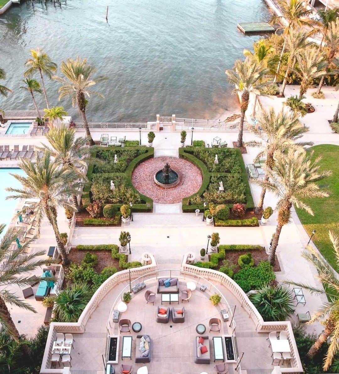 リッツ・カールトンさんのインスタグラム写真 - (リッツ・カールトンInstagram)「Beside the bay and under the Florida sunshine, an elegant coastal retreat awaits at The Ritz-Carlton, #Sarasota. ⁣⁠ ⁣⁠ #Florida #FL #GulfCoast #SunshineState #PalmTrees #Garden #Relaxing #Travel #Travelgram #InstaTravel #TravelDiaries」1月4日 11時01分 - ritzcarlton