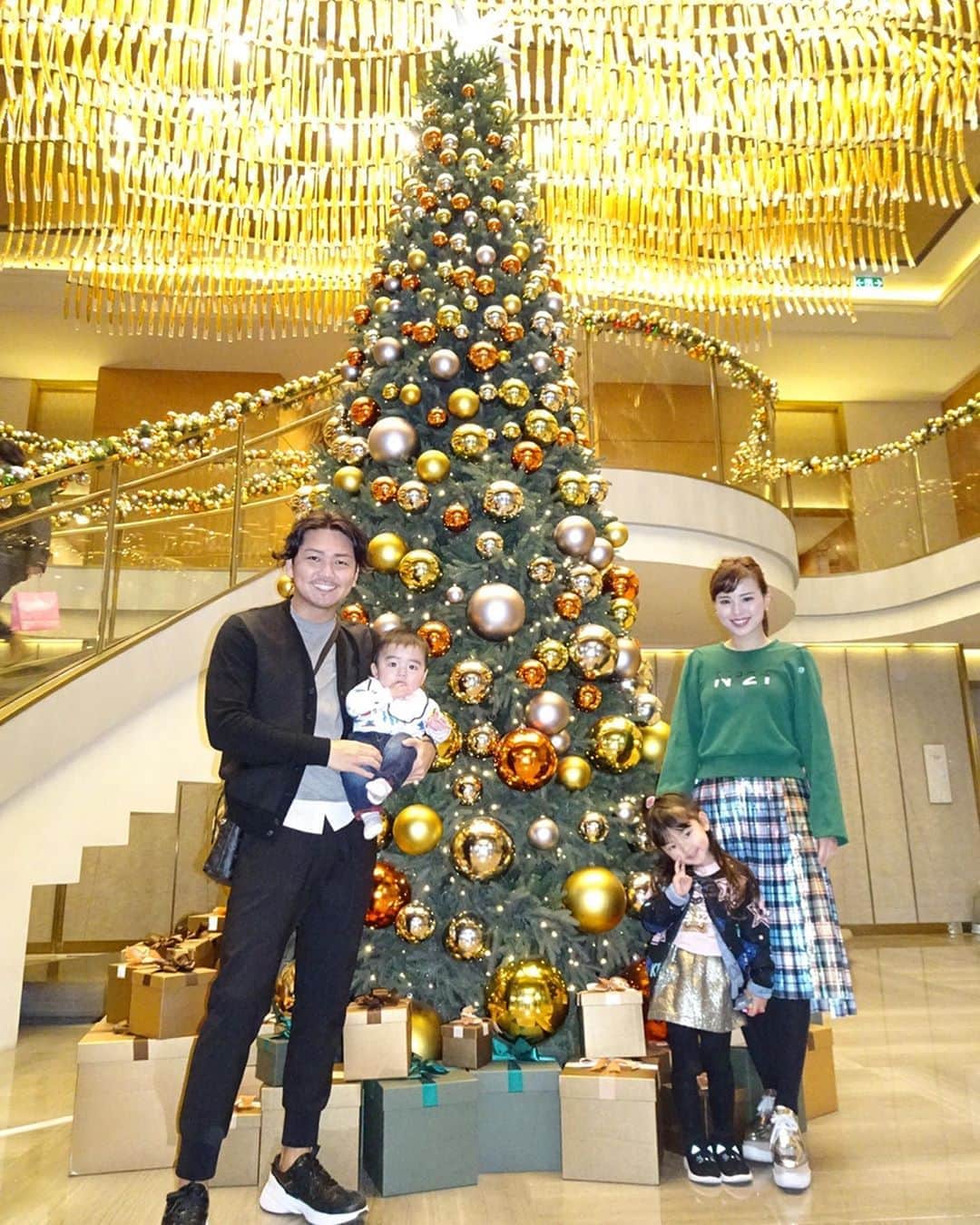 嵜本将光 のインスタグラム：「・ ・ ・ Family trip to Macau🇲🇴 ・ ・ ・ #family #familytime #familyphoto #familymoments」