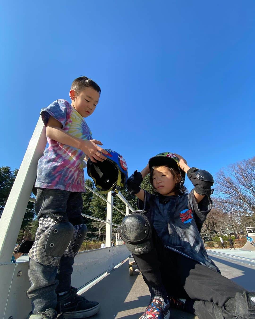 青木大輔のインスタグラム：「#kids#sk8#komazawapark #bluesky#sunnyday#fun#goodday #タイダイT#スケートファッション」
