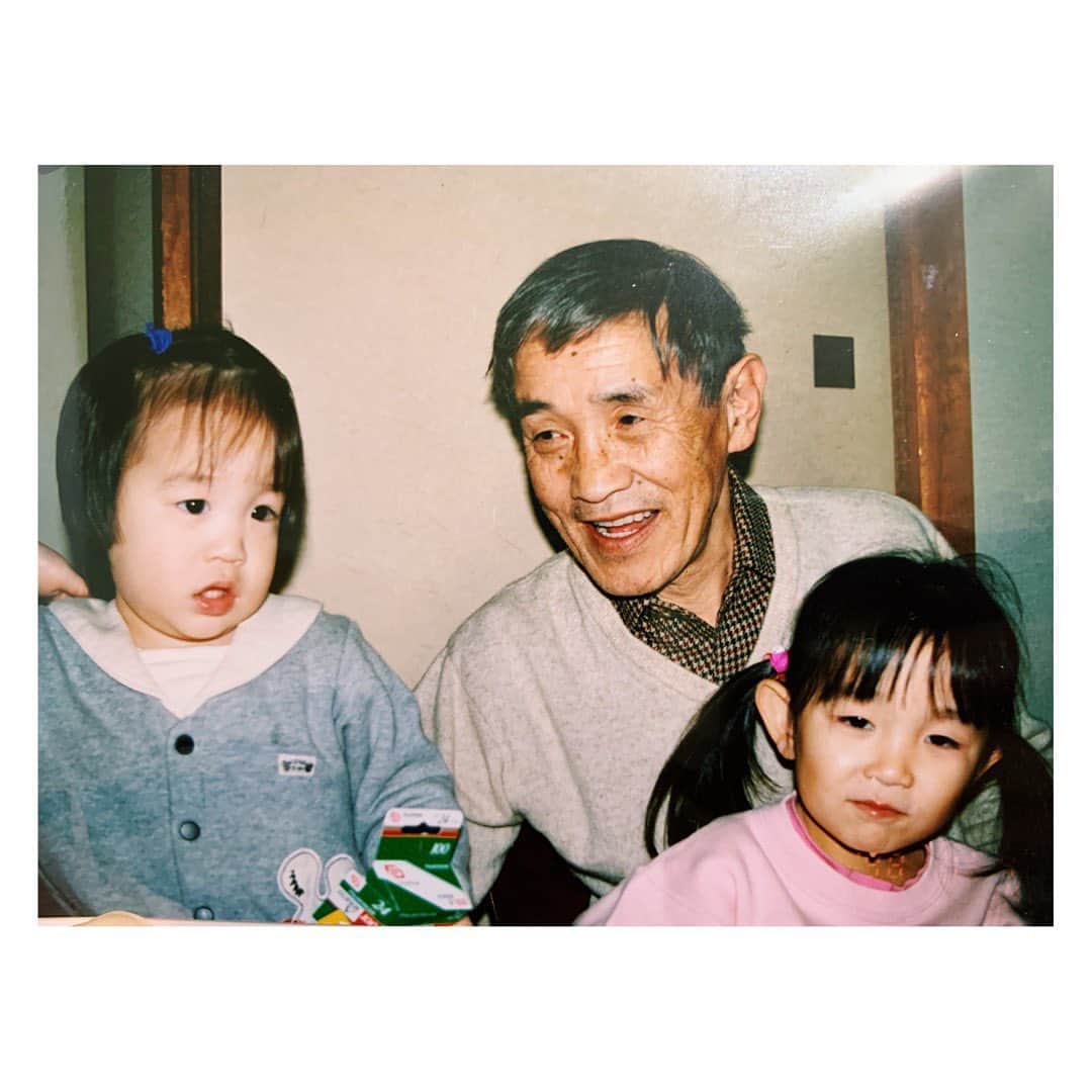 のインスタグラム：「2020年が遂にやってきましたね^ ^  書くかどうかすごく悩んだのですが書きたいと思います。長いので読める時に。  実は大晦日に父方の祖父が亡くなりました。突然のことだったのでバタついてしまい年末のご挨拶も新年のご挨拶も出来ずに時間が経ってしまいました。  12月30日、稽古を納めた直後に母から祖父の容態が良くないと一報が入り、急いで実家へ帰りました。夜ももう遅かったので大晦日にみんなでお見舞いに行ってあげようとなっていましたがその日の早朝祖父は天国へ旅立ちました。  亡くなった事実だけを聞かされて実感が全く湧かないのだけど、とにかく急いで会いにいきました。 母に案内された先には祖父が横たわっていてます。私は親戚の死に直面したことがありません。父、母、弟、祖父母みんなが元気でいてくれるのが自慢でした。 寝てるみたいな優しい顔でじいちゃん微笑んでて、体もまだ生温かいのに、息はしていない。心臓も止まってる。そしたら急に実感が湧いて来て、涙が止まらなくなっていました。  楽しかった思い出とか、後悔とかもう色んなものが押し寄せて来て。  でも思いました。  色々な辛いニュースが飛び交うこの時代に、家族や、誰よりも祖母と実の息子である父に心から愛されていた祖父はとても幸せだっただろうなと。 92歳の大往生です。  信頼している先輩に 「辛い別れは、良い出会いの証」 という言葉をもらって、本当にその通りだなと。  大晦日にみんなが揃ってゆっくり出来るタイミングで行くところもすごくじいちゃんらしい。昔っから気遣いだったもんね。 まあ笑顔が可愛いじいちゃんなんですよ。  会えるうちに会える人には会ったほうがいい。 やれるうちに色んなことやった方がいい。 人生何が起こるかわからないから。 よく言われます。そして心底そう思う。  じいちゃん、 今年はたくさんの人に会いにいくね。 色んなことやってみるよ。 なかなか長続きしないからコツコツね。 ゆっくり休んでね^ ^ また会おう！  新年早々こんなお話してしまいごめんなさい。自分が忘れないように刻みたかった。  ひとまず目先には舞台「岸田さん短編やろうよ」があります。今日から稽古始めです。なかなか思うようにはいかせてもらえない曲者台本と早く仲良くなりたい。笑 私に出来ることは良い作品を作るべく全力を尽くすこと。ひたむきに頑張ります！  ご挨拶遅くなりましたが 今年も宜しくお願い致します。  辻香音」