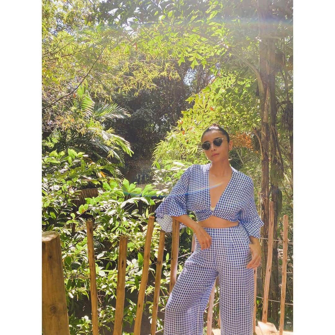 アリア・バットのインスタグラム：「summer-ian mamacita🏝  wearing @summersomewhereshop ☀️」