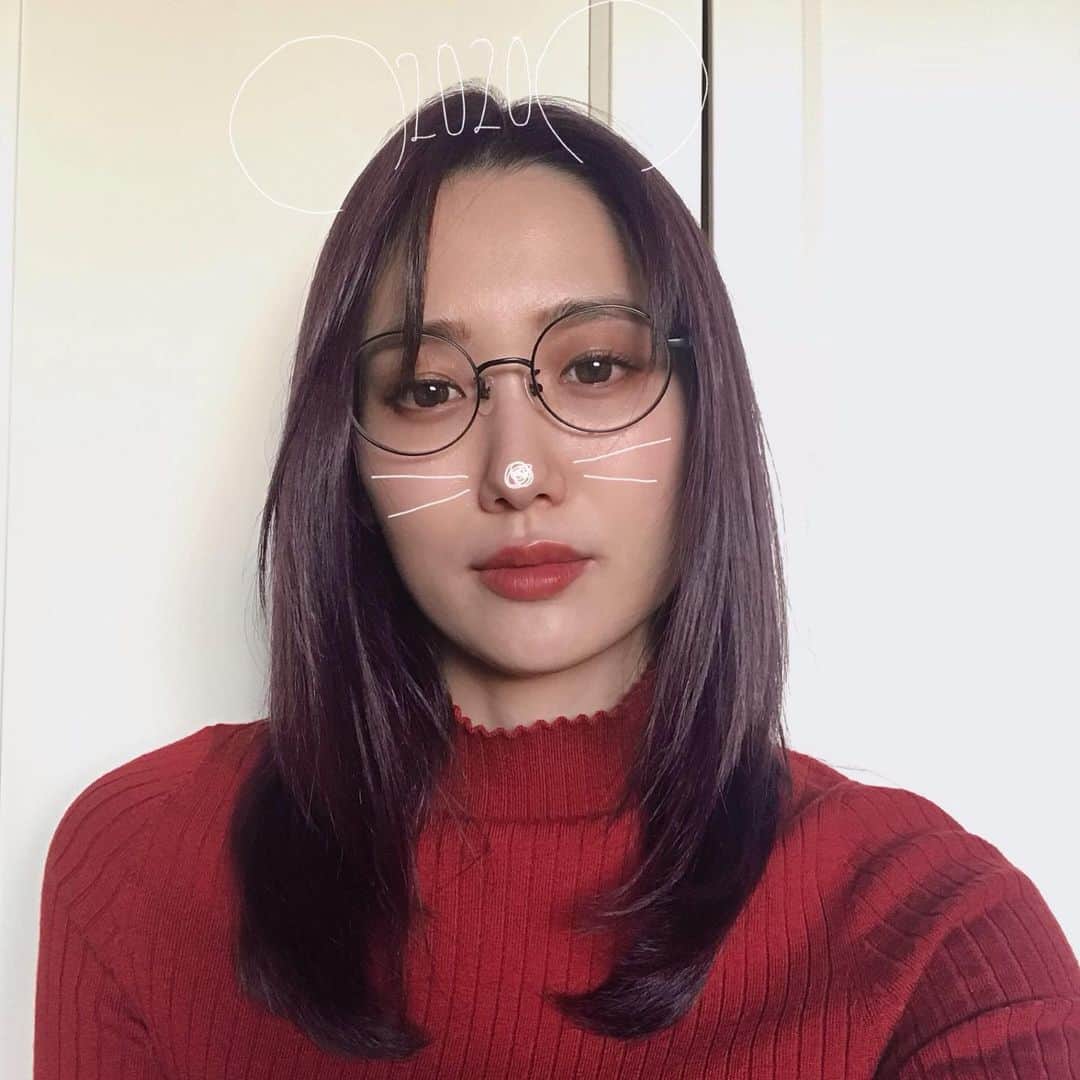 小林ようのインスタグラム：「親知らずの腫れが少し落ち着いてきました。もう二度と抜きたくない。 それとお休み期間中だけ髪の色を紫っぽくしてみました。 今年もよろしくお願い致します。 #AHappyNewYear #2020 #💜 . #haircolor #purplehair #selfie #model #셀피 #모델  #ブリーチなし #パープルカラー #親知らず #眼鏡 #🐭」