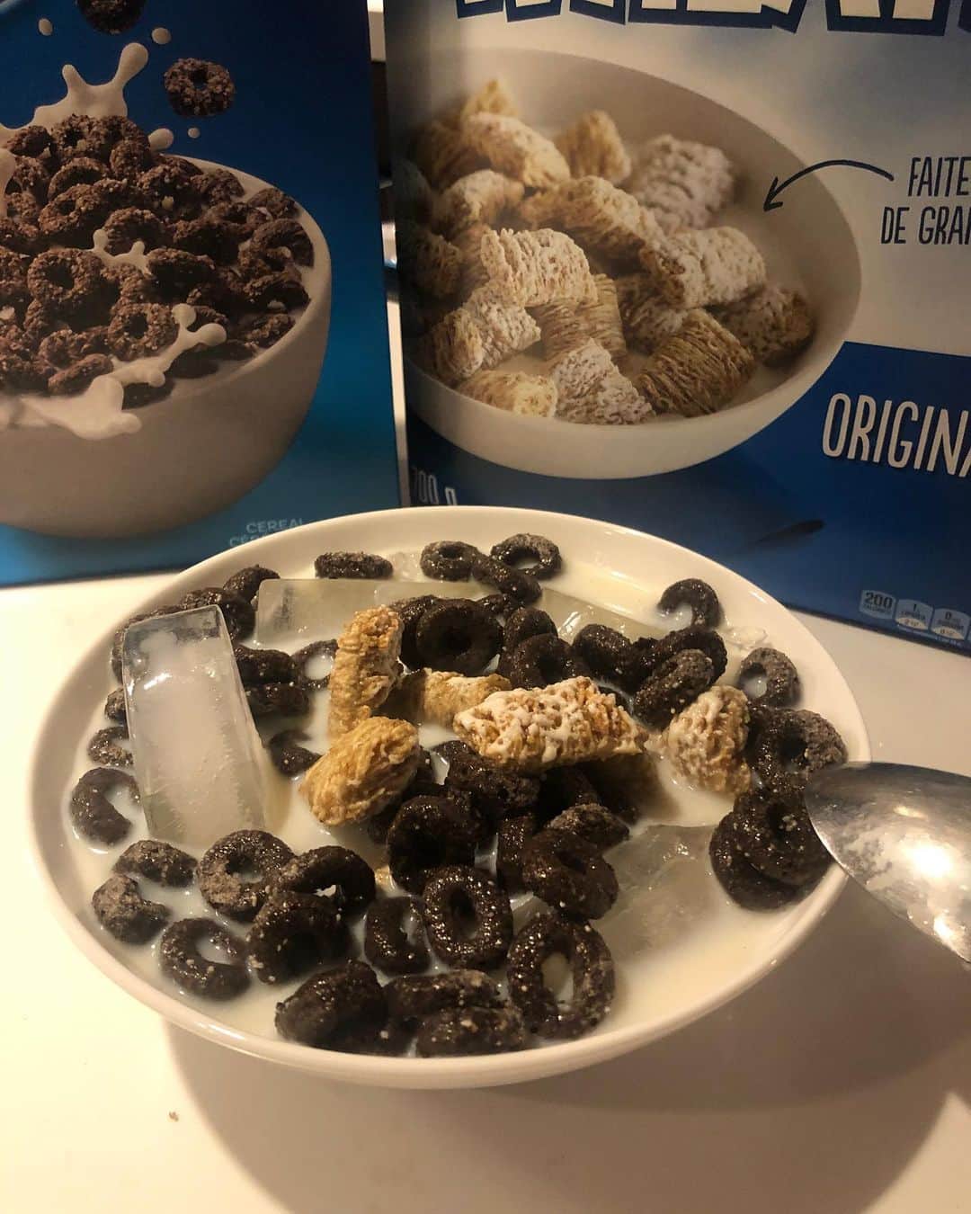 ジーン・シモンズのインスタグラム：「🥶 🥣 Anyone else put ice cubes in their cereal? TMZ asked me why today... It keeps the milk ice cold ...」