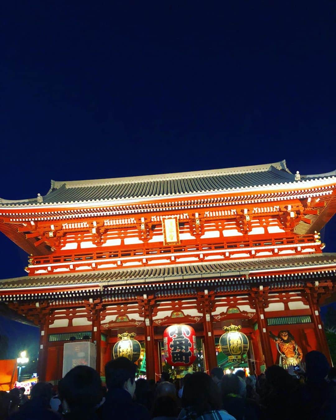 YUUKIさんのインスタグラム写真 - (YUUKIInstagram)「雷門⛩へ 暗くなって空に映える赤が綺麗でした。  #japan #2020 #newyear #beautiful #asakusa #niceview #instagood #architecture #great #goodvibes #photography #日本のお正月 #謹賀新年 #浅草 #浅草寺 #スカイツリー #おみくじ #正月モード #のんびり時間」1月4日 11時25分 - yuuki_._official