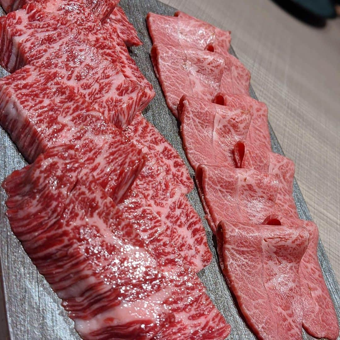 大見さなえさんのインスタグラム写真 - (大見さなえInstagram)「ヒレカツサンド🤤💓﻿ 1月10日オープンの焼肉店🥩﻿ 西麻布『#うし松 』﻿ ﻿ 〆の前にはヒレカツサンドが！！﻿ この1口サイズなのも、また食べたいって思える🙈🍞💓﻿ ﻿ ミスジ、ハラミ、サーロインなど﻿ 沢山焼肉を食べた後でも軽め(*´꒳`*)﻿ ﻿ 店内はスタイリッシュで大人な雰囲気✨﻿ 席は60席、個室も2.4.6.8人とあるから﻿ デートや接待、お肉好きの集まりでは行っておくべきお店🤤💓﻿ ﻿ #ushimatsu #牛 #beef #ヒレカツサンド﻿ #焼肉 #yakiniku #肉テロ #お肉　#肉 #パン﻿ #肉活 #インスタ映え #めぐログ_西麻布﻿ #西麻布グルメ #広尾グルメ﻿ #pixelで撮影 #1級フードアナリスト #ヒレカツ」1月4日 11時25分 - tabe_megumi