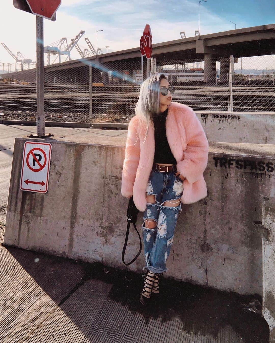 AikA♡ • 愛香 | JP Blogger • ブロガーさんのインスタグラム写真 - (AikA♡ • 愛香 | JP Blogger • ブロガーInstagram)「💞 faux fur coat I stole from my friend 😍 Are ripped jeans still a thing in 2020 tho?  Hope so cuz I have a few more that I am still in love with & can’t get rid of just yet 👖﻿ ﻿ ⋆ ⋆ ⋆ ⋆ ﻿ ﻿ ピンクのファーコート可愛すぎて﻿ 友達から奪っちゃった💞﻿😝😎 -﻿ #ootd #5feetstyle #petitefashion #fauxfurcoat #rippedjeans #winteroutfits #ストリートコーデ」1月4日 11時25分 - aikaslovecloset