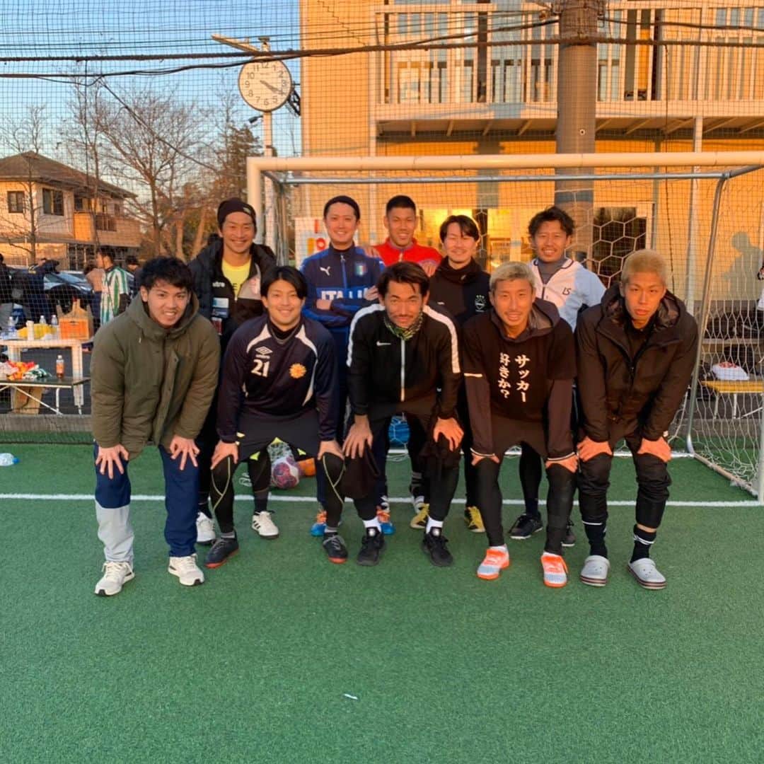 河内勇太のインスタグラム：「Frohes neues Jahr!! 新年あけましておめでとうございます！ 2020年の初蹴りは元ギラ仲間の橋村から誘われてフットサル！ 高山薫選手や森本貴幸選手も参加しててハイレベルなフットサルでした！ 2020年もワクワクした年にしよう！ とりあえず来週ある人生の一大イベントに備えます。笑  #football #2020 #ギラヴァンツ北九州 #河内勇太 #橋村祐太」