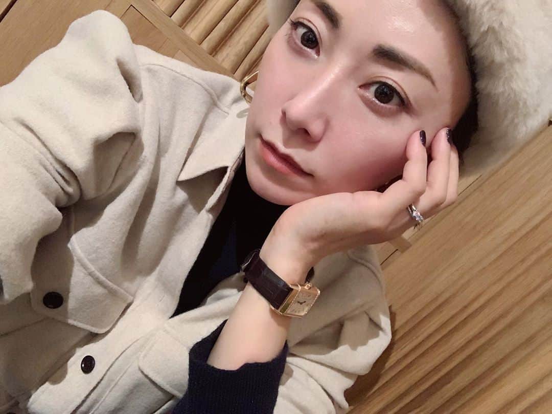 のインスタグラム：「今日は娘の役所系手続きに4時間半。 NYに住んで割と驚いた事の一つにスーパーでもどこでもなんだけど行列しようが我知らずでレジの人や係員が隣同士話したり電話したりスナック食べてたりと、ながら作業の人が多いこと。スーパーとかはすっかり慣れたけど久々の長い待ち時間に疲れた後、やっと夕方ありつけたランチを食べた後でもちゃんと色と潤いが残ってた @argelanofficial のアンバーローズにちょっと感動。100%天然素材で口紅みたいに使えるリップ、このよくある天然素材ってどこまでを指すのかたまに気になるんだけどアルジェランは厳格な基準をクリアしてるところがまた好き。これで600円ちょいってコスパが凄い！  #今年こそは手の甲の扁平母斑消したいと思う年始　 #そして眉毛をもっと平行にしたいw  #ニューヨーク生活　#ニューヨークママ」