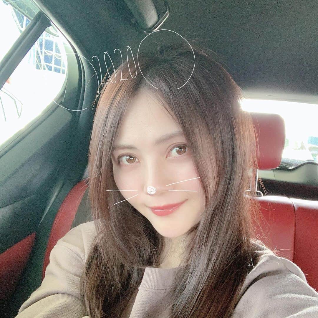 大井智保子さんのインスタグラム写真 - (大井智保子Instagram)「こんにちは🐭☀️ . 船なう🛳🏖 お正月はずーっとお家に引きこもってカープのテレビ＆ラジオ三昧だったので、久しぶりのお出かけ⛴ . わたしは運転しませんが、 大井家の車は中のシートが赤です🚘 (運転できるようになりたいキャンプいきたい) . . #🐭 #子年 #2020 #船 #フェリー #お出かけ #お正月 #日南キャンプ行きたい」1月4日 11時40分 - chihokoi