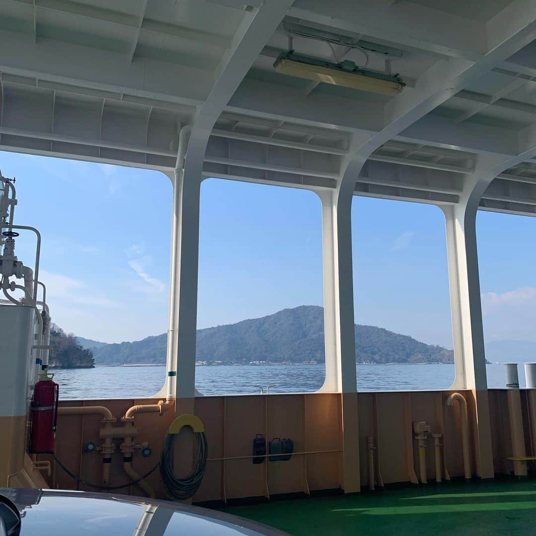 大井智保子さんのインスタグラム写真 - (大井智保子Instagram)「こんにちは🐭☀️ . 船なう🛳🏖 お正月はずーっとお家に引きこもってカープのテレビ＆ラジオ三昧だったので、久しぶりのお出かけ⛴ . わたしは運転しませんが、 大井家の車は中のシートが赤です🚘 (運転できるようになりたいキャンプいきたい) . . #🐭 #子年 #2020 #船 #フェリー #お出かけ #お正月 #日南キャンプ行きたい」1月4日 11時40分 - chihokoi