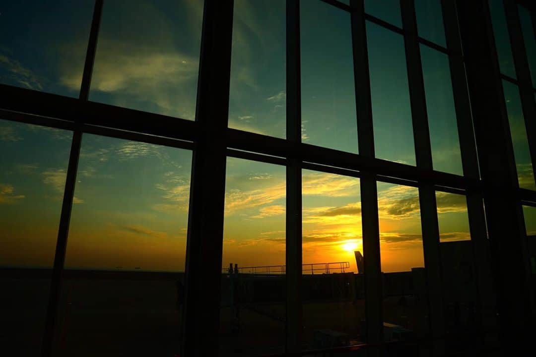 久保田秀敏さんのインスタグラム写真 - (久保田秀敏Instagram)「#morningsun  #airport  #canon #eos #eosr #rf24105f4l  #pics_japan #photo_japan #art_of_japan_ #japan_portrait_club #bestjapanpics #my_eos_photo #ファインダー越しの私の世界  #カメラ好きな人と繋がりたい  #写真好きな人と繋がりたい」1月4日 11時33分 - hidetoshi_kubota