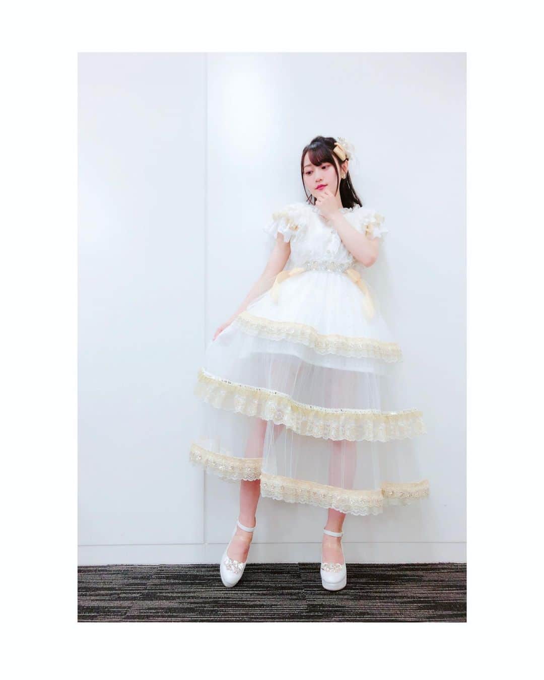 小倉唯さんのインスタグラム写真 - (小倉唯Instagram)「昨日の社員総会の衣装♪お正月なので、白とゴールドでおめでたい雰囲気に✨お姫様みたいなドレスで、すっごくお気に入り〜👸作ってくれた衣装さんに感謝です❤️この後、12時〜は、ジャケ写の投票もはじまるので皆さん是非参加してみてね♪  #社員総会2020 #newyearparty  #ライブ衣装 #dress #whitedress #Princess #👸」1月4日 11時35分 - yui_ogura_official