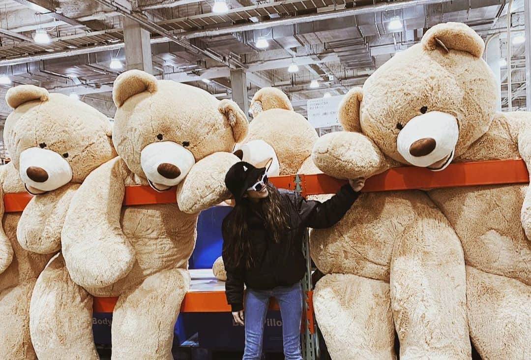 佐藤あずみのインスタグラム：「#costco💛💙💛 . 恒例の年始コストコ！ . 北海道から発送してもらうから安いのか高いのか😂」