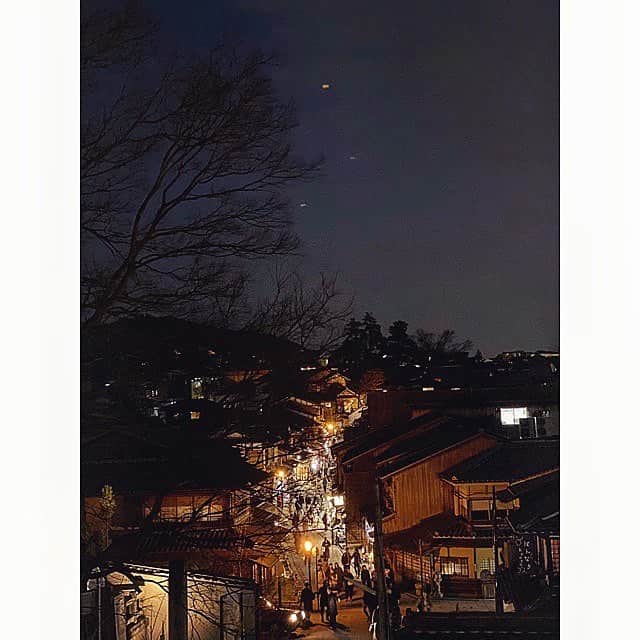 清川あさみさんのインスタグラム写真 - (清川あさみInstagram)「おはよう御座います🌄美しい風景と。 本日は夜19時、NHKにて百人一首特集をお楽しみに⛩✨千年後の百人一首のおみくじマシンについてはまだまだ開発中ですが思い付いた経緯やメイキングも面白いと思うのでまた書きます。 #英雄たちの選択 #先生方面白すぎます #京都 #清水寺 #高台寺 #千年後の百人一首 #百人のこころ #才能　#名作　#坂のホテル京都 #まったり過ごせました #通り過ぎていた風景でもまた違う  #パパ撮影📷」1月4日 11時45分 - asami_kiyokawa