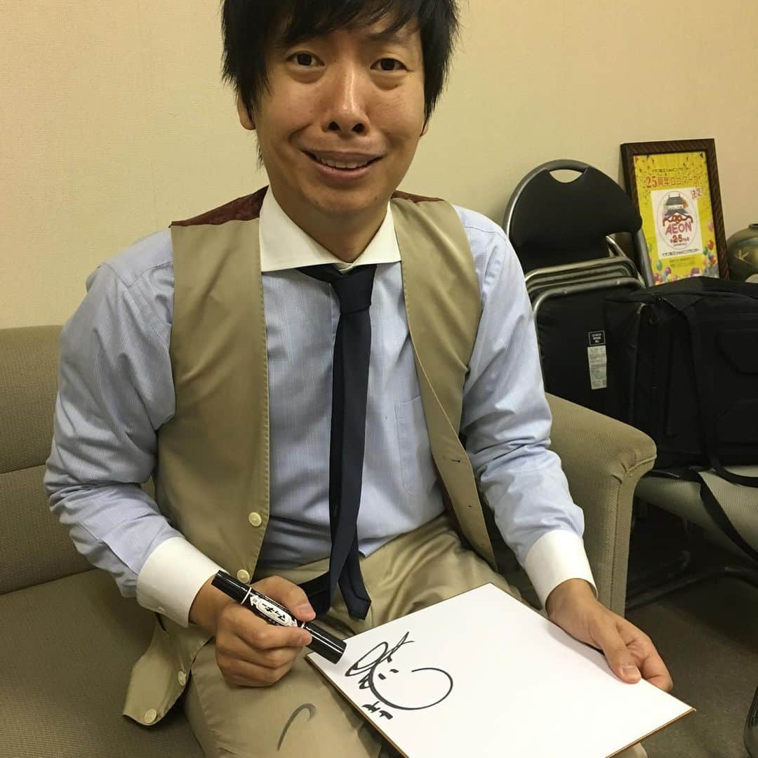 藤原時さんのインスタグラム写真 - (藤原時Instagram)「最悪や。 勢い余って自分ごと油性マジックでサインしてもうた。あと5分で始まる。 新年からマジ卍仮想通貨ネムネム」1月4日 11時47分 - fujisakitoki