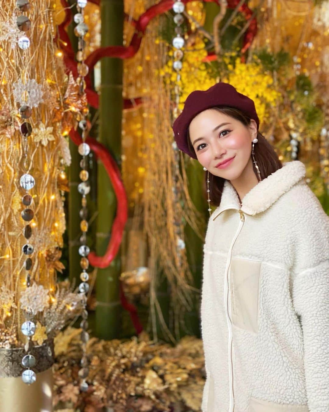 石井里奈さんのインスタグラム写真 - (石井里奈Instagram)「おはよん😆❤️ . クリスマスシーズン可愛いツリーだった @grandhyatttokyo のロビーが、お正月仕様になってて綺麗だったので📸💕 . 今日は初売りへ🛍 今年はゴルフも頑張りたいと思うので可愛いゴルフウェアあるといいなぁ☺️💕 （美スイング動画とかあげたい！笑） どこのウェアブランドがいいのだろう？🧐 . ちなみに昨夜紹介した火ノ丸相撲は昨日で読破しました！笑　ザお正月の過ごし方！😛 今日も素敵な一日になりますように💕 . hat... @fray_id  coat... @oblekt_jp . #お正月 #門松 #東京ホテル #ホテル #グランドハイアット東京 #グランドハイアット #白コート #初売り #福袋 #セール #ゴルフ #ゴルフ女子 #golf #beamsgolf #ゴルフウェア #読書 #漫画 #寝正月 #grandhyatt #tokyo #shibuya #東京観光 #visitjapan #visittokyo #初詣 #コーデ #冬コーデ #もこもこ #ごろごろ #りなまるコーデ」1月4日 11時47分 - ri7tin1025