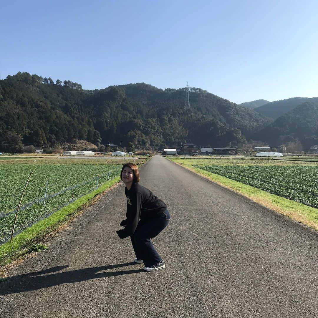 藤井瑞希さんのインスタグラム写真 - (藤井瑞希Instagram)「・ ・ 散歩🥰💓 ・ ・ 田舎最高‼️気持ちい‼️ ・ ・ #散歩 #お散歩 #母と娘 #ジャンプ #jamp #畑 #癒し #芦北町」1月4日 11時48分 - bdmntnfujiimizuki