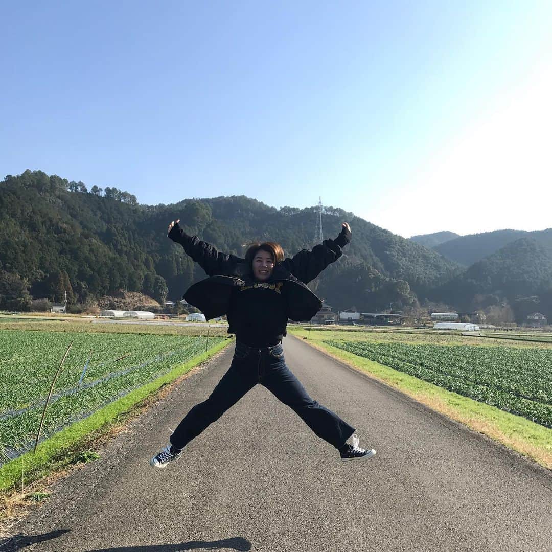 藤井瑞希さんのインスタグラム写真 - (藤井瑞希Instagram)「・ ・ 散歩🥰💓 ・ ・ 田舎最高‼️気持ちい‼️ ・ ・ #散歩 #お散歩 #母と娘 #ジャンプ #jamp #畑 #癒し #芦北町」1月4日 11時48分 - bdmntnfujiimizuki