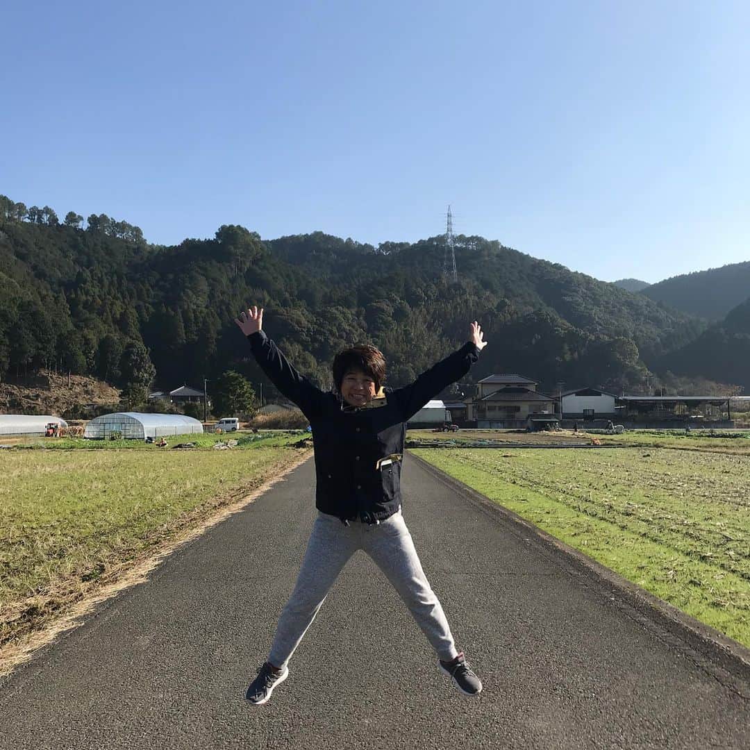 藤井瑞希さんのインスタグラム写真 - (藤井瑞希Instagram)「・ ・ 散歩🥰💓 ・ ・ 田舎最高‼️気持ちい‼️ ・ ・ #散歩 #お散歩 #母と娘 #ジャンプ #jamp #畑 #癒し #芦北町」1月4日 11時48分 - bdmntnfujiimizuki