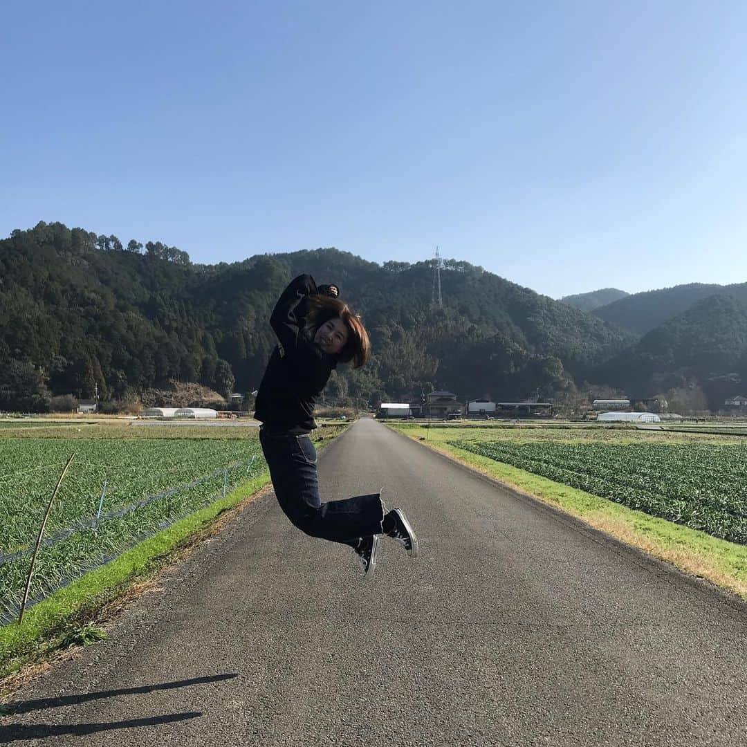 藤井瑞希さんのインスタグラム写真 - (藤井瑞希Instagram)「・ ・ 散歩🥰💓 ・ ・ 田舎最高‼️気持ちい‼️ ・ ・ #散歩 #お散歩 #母と娘 #ジャンプ #jamp #畑 #癒し #芦北町」1月4日 11時48分 - bdmntnfujiimizuki