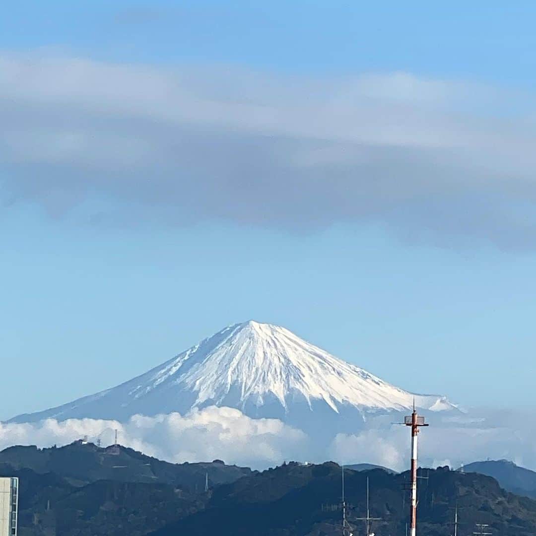 吉田美紀さんのインスタグラム写真 - (吉田美紀Instagram)「・ ・ 今日は見えなくて残念…と思っていたら 帰り際、見送ってくれるように 富士山が雲から顔を出してくれました。 ・ 富士山からパワーをたくさんもらって 今年もよし！頑張るぞ💪 ・ #mtfuji #shizuoka #富士山 #静岡 #帰省 #実家 #充電完了」1月4日 11時58分 - miki__yoshida