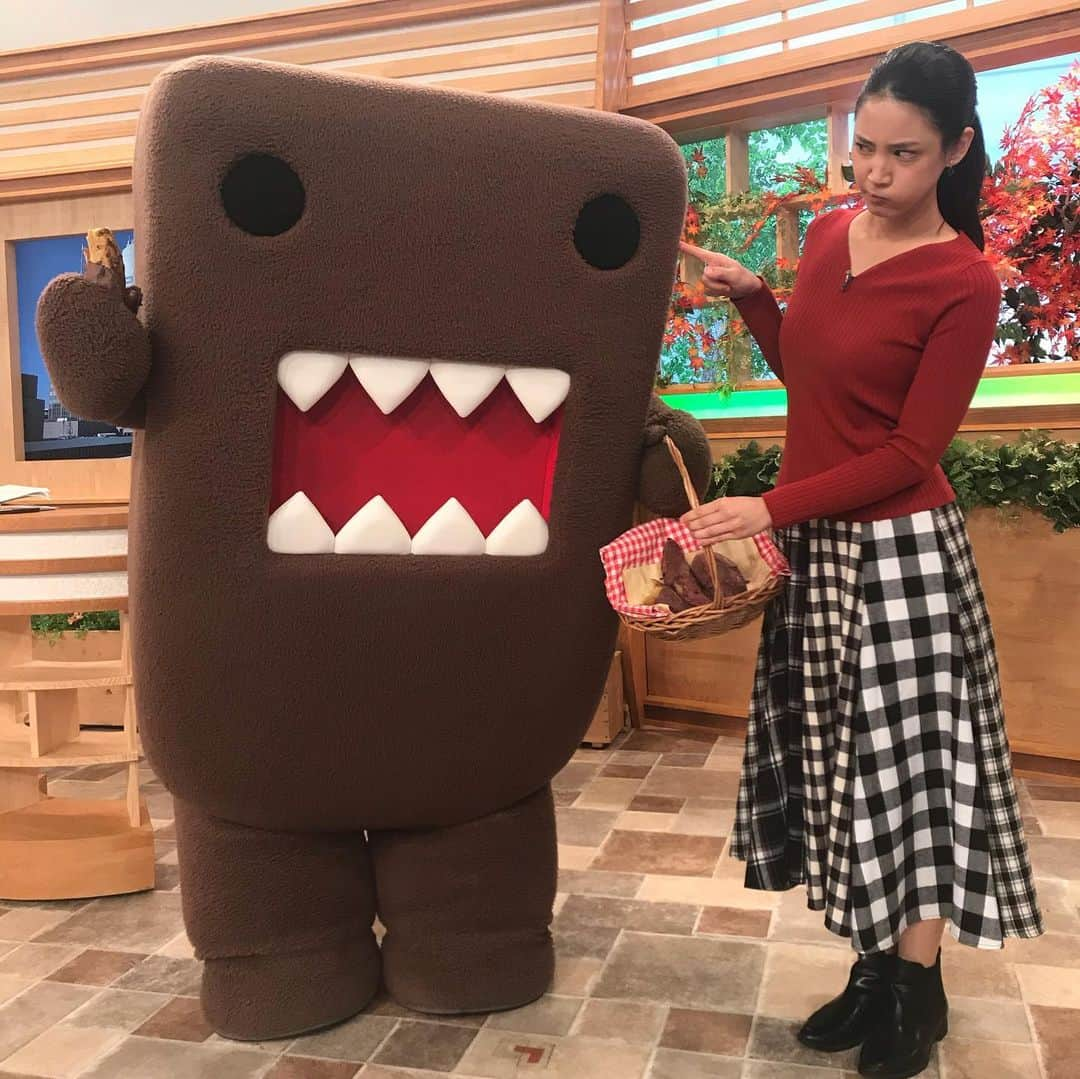 今泉マヤさんのインスタグラム写真 - (今泉マヤInstagram)「. 明日11:20〜どーも、NHK 新年最初の放送に出演させていただきます🎍❣️ . 写真は前回出演回にて。 おいも一緒に食べる約束してたのに 先に食べてしまったどーもくんを 叱るわたしの図🍠😤😂 このあと美味しくいただきました💕 . 今回もおすすめ番組盛りだくさんです✊ ぜひ、ご覧ください〜✨ #マリアクレイス」1月4日 11時58分 - maya.imaizumi