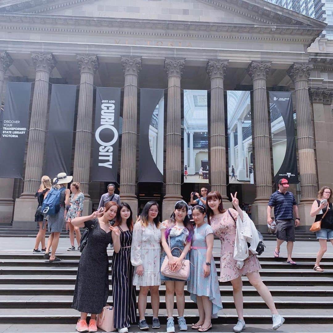 YingTzeさんのインスタグラム写真 - (YingTzeInstagram)「* not standing straight so won’t look too tall 😂* _ Melbourne State Library with my girls @soo87 @punipun7 @agathachrstn @pinkyluxun and @knightryangel ❤️ Looking back at my Melbourne trip photos , I’m really grateful for this trip ~ everyday is happiness and excitement to explore Melbourne with my friends. We get to have meals together too ! ( I usually eat alone in Malaysia 🤣 ) Very happy to be able to spend time with you all . Come to Malaysia next time ! _ 📸 @orochi.x  #blessed #ytztravels #statelibraryofvictoria #melbourne #australia」1月4日 12時06分 - yingtze