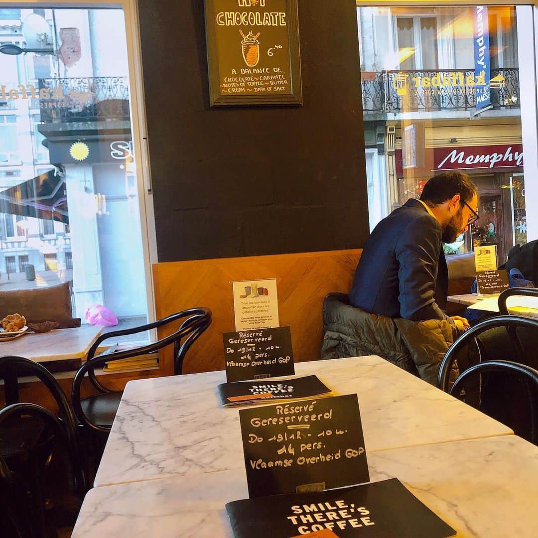 山田優依さんのインスタグラム写真 - (山田優依Instagram)「Manneken Pis🇧🇪 . 他のカフェが空いている中、ここだけ満席になる程 ローカルから人気があった、気張らないベルギーカフェ (メニューは中々普通なのだけどね🐶) . と、期待は何もしてなかったけど本当に小さすぎて 拍子抜けした世界三大がっかりで有名な小便小僧 . #Belgium #Brussels #GrandPlace #Kaffabar #CertificateOfExcellence #foodtraveller」1月4日 12時06分 - yui_gourmetwalker