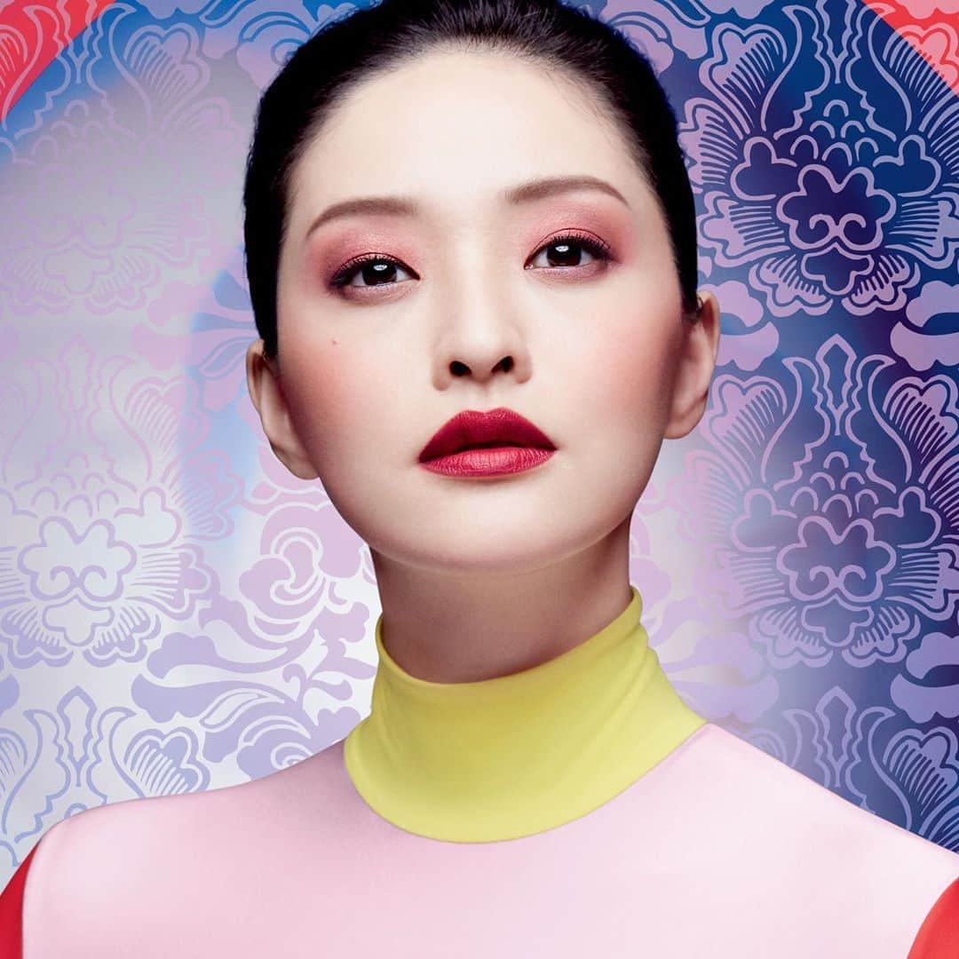 M∙A∙C Cosmetics Japanのインスタグラム：「ㅤ M･A･Cの人気アイテムが限定パッケージで登場！ 中国の伝統的なデザインや色合いからインスパイアされた製品は、どれも幸運を呼びそうなアイテムばかり！ ギフトにもぴったりなコレクションをぜひチェックしてみて✨ ㅤ *1月1日(水)　全国発売 *1月7日(火)　 公式オンラインショップ発売 ㅤ #MACLUNARILLUSIONS #MACルーナーイリュージョン ㅤ #MACCosmeticsJapan #MACコスメ #MACCosmetics #コスメ #メイク #限定コスメ #リップ #アイシャドウ #ハイライト #赤リップ #LunarNewYear2020 #ChineseNewYear2020」