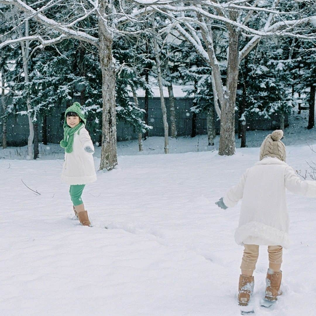 サントリー　グリーンダ・カ・ラさんのインスタグラム写真 - (サントリー　グリーンダ・カ・ラInstagram)「新年早々、雪合戦！今年も仲良く遊べますように💚 . #正月 #お正月 #正月休み #雪 #雪合戦 #雪景色 #冬 #snow #winter #自然 #nature #こども #遊び #play . #💚 #グリーンダカラ #ダカラちゃんムギちゃんの季節のおたより」1月4日 12時00分 - suntory_greendakara