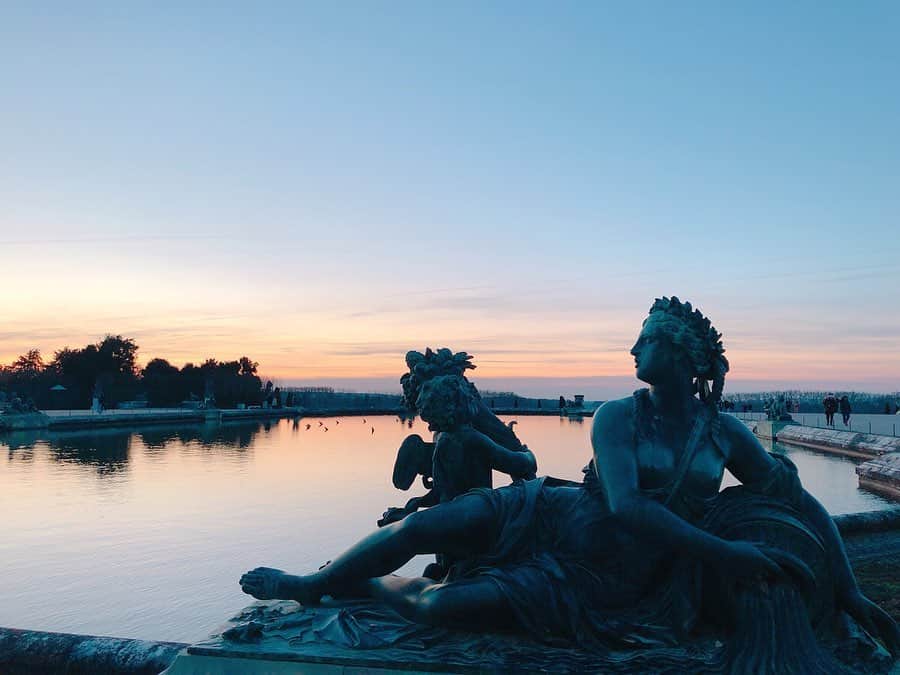 のインスタグラム：「Sunset見ると幸せな気持ちになる❤️ はぁ美しい…🥺✨ . . . #paris #france #france🇫🇷 #🇫🇷 #europa #europatrip #travel #travelphotography #travelgram #traveling #travelling #travelblogger #traveltheworld #travelingram #instatravel #instatraveling #ヨーロッパ #ヨーロッパ旅行 #旅行 #旅 #旅行好き #旅行大好き #旅行好きな人と繋がりたい #旅好きな人と繋がりたい #旅好きと繋がりたい #旅行好きと繋がりたい #パリ #パリ旅行 #フランス #フランス旅行」
