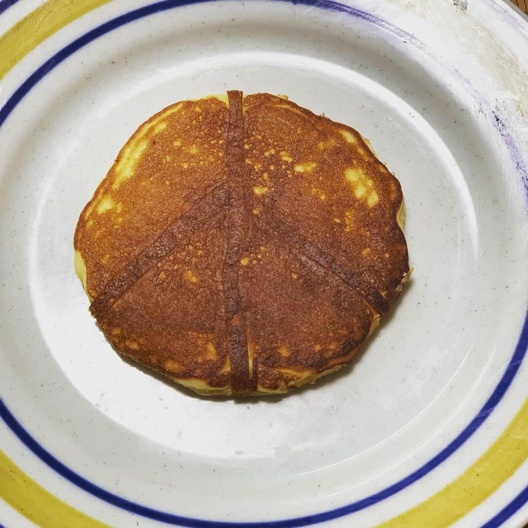 クック井上。さんのインスタグラム写真 - (クック井上。Instagram)「#ホットケーキ #スマイリーフェイス #スマイル #スマイルマーク #hotcakes  #smileyface  #smile #ピース #peace #Peacesymbols #peacesign #WWIII #nowar #2020 #平和 #ホットプレート #ホットケーキミックス #ホケミ #HM  ホットケーキを焼くときに、ドレッシングボトルに少量のHMを入れて、ホットプレートに絵を描いて、時間差でHMを丸く流し込むだけで、平和な時間が訪れた😃✌️ 絶対に絶対に2020、世界が平和でありますように(╹◡╹)#cooking #料理 #料理男子 #野菜ソムリエ #アスリートフードマイスター #フードコーディネーター #食育インストラクター #こども成育インストラクター #料理研究家 #料理芸人 #クック井上。」1月4日 12時07分 - cook_inoue