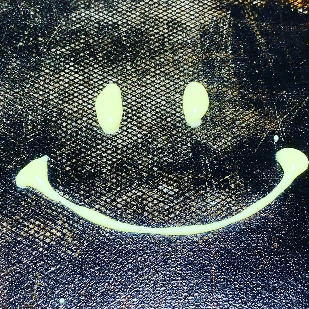 クック井上。さんのインスタグラム写真 - (クック井上。Instagram)「#ホットケーキ #スマイリーフェイス #スマイル #スマイルマーク #hotcakes  #smileyface  #smile #ピース #peace #Peacesymbols #peacesign #WWIII #nowar #2020 #平和 #ホットプレート #ホットケーキミックス #ホケミ #HM  ホットケーキを焼くときに、ドレッシングボトルに少量のHMを入れて、ホットプレートに絵を描いて、時間差でHMを丸く流し込むだけで、平和な時間が訪れた😃✌️ 絶対に絶対に2020、世界が平和でありますように(╹◡╹)#cooking #料理 #料理男子 #野菜ソムリエ #アスリートフードマイスター #フードコーディネーター #食育インストラクター #こども成育インストラクター #料理研究家 #料理芸人 #クック井上。」1月4日 12時07分 - cook_inoue