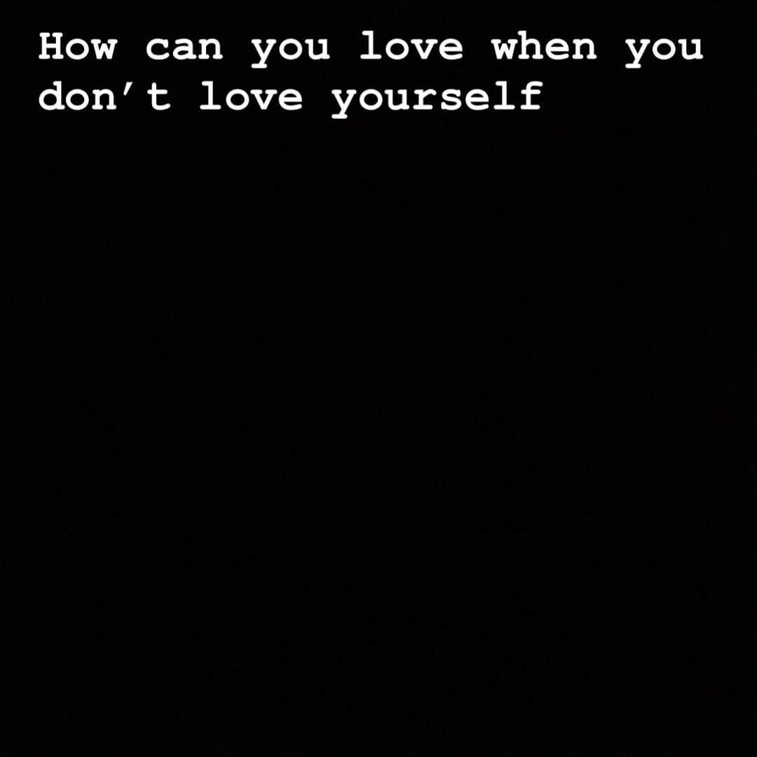 ワカ・フロッカ・フレイムのインスタグラム：「When changing start with SELF but never be selfish」